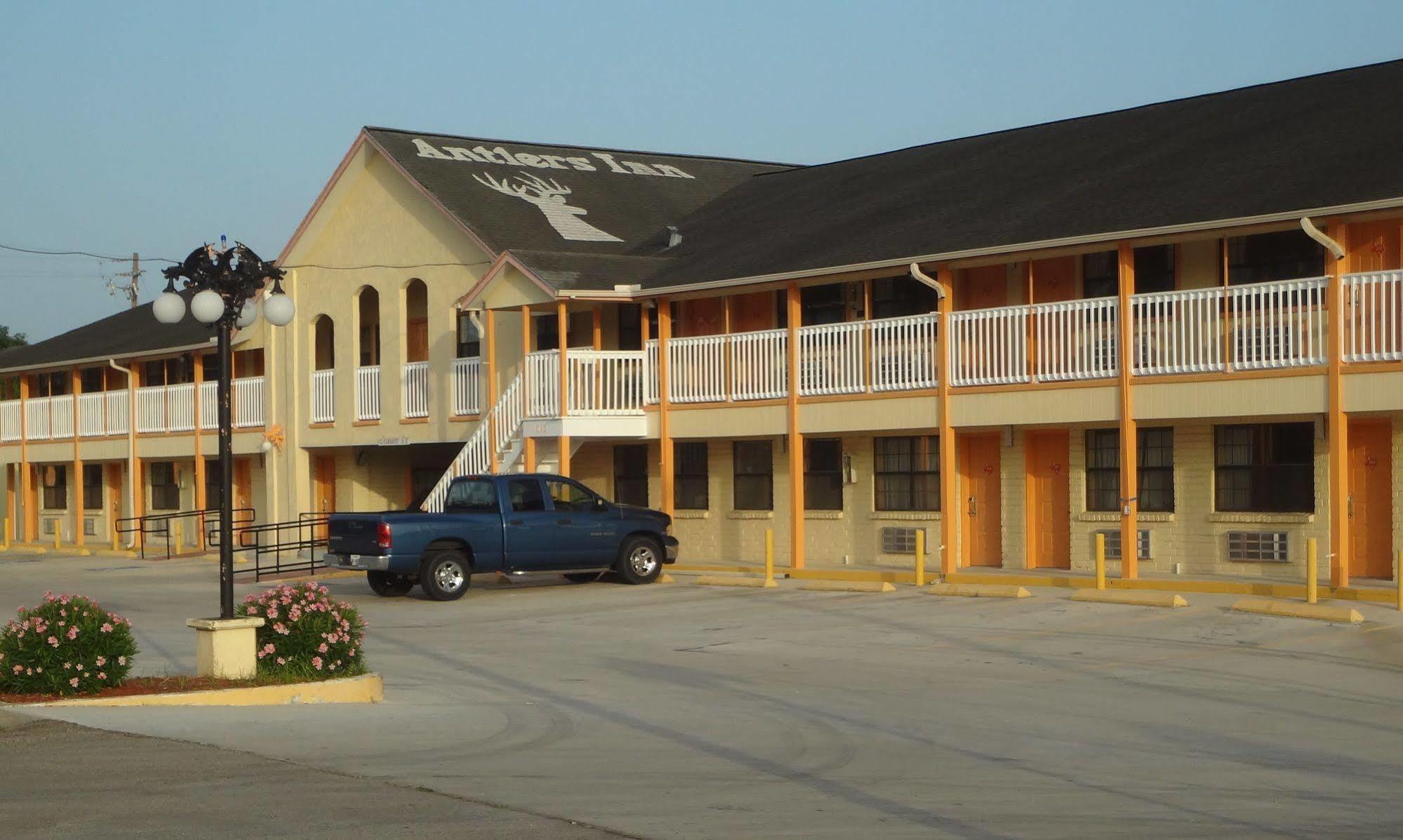 Hotel Antlers Goliad